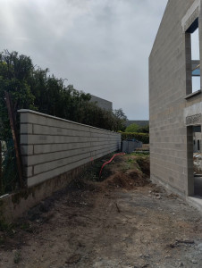 Photo de galerie - Un mur clôture entre les voisins