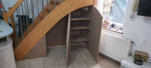 Photo de galerie - Fabrication et pose d un amenagement sous un escalier en medium rayonnage amovible porte avec charniere invisible  fermeture push slach