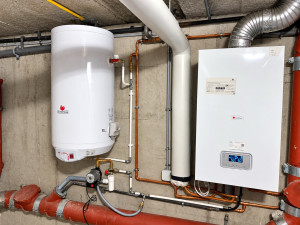 Photo de galerie - Installation et raccordement d’une chaudière avec ballon d’eau chaude sanitaire. Réalisation des raccordements hydrauliques, des tuyauteries et des équipements de chauffage