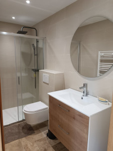 Photo de galerie - Pose de toilette suspendu. carrelage sol et mur. pose de meuble. Plomberie.