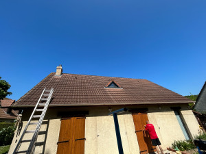 Photo de galerie - Démoussage de toiture avant traitement algimouss pro par pulvérisations.