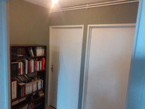 Photo de galerie - Pose de papier-peint. 
mise en peinture du plafond.