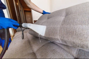 Photo de galerie - Nettoyage canapé matelas ou mobilier textile avec shampouineuse injection extraction karcher pro avec produit professionnel. 
