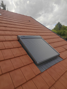 Photo de galerie - Posé de VELUX avec volet solaire