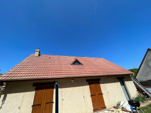 Photo de galerie - Démoussage de toiture avec traitement antimouss par pulvérisations 