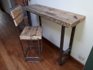 Photo de galerie - Table et sa chaise en acier et bois