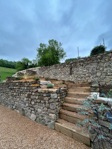 Photo de galerie - Mur en pierre + Escalier en bois 