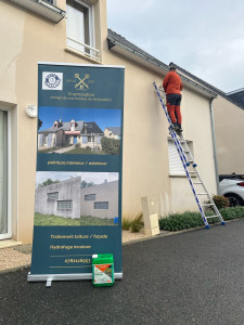 Photo de galerie - Aujourd’hui, nettoyage d’une façade avec un produit préventif et curatif d’Alep, 2100