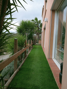 Photo de galerie - Après / création du chemin, mur en fascine  + gazon synthétique + garde-corps . 