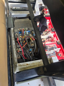 Photo de galerie - Controlleur et batterie d'une golfette