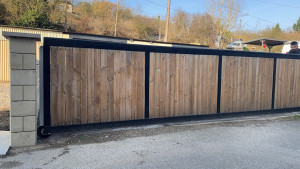 Photo de galerie - Construction et pose d’un portail coulissant 