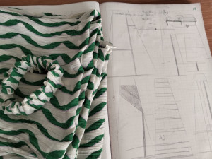 Photo de galerie - Ourlet pantalon et son chouchou assorti.
Dessins de jupe. 