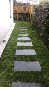 Photo de galerie - Pose de pelouse en rouleau naturel avec palis en ardoise plus bordure en pvc 