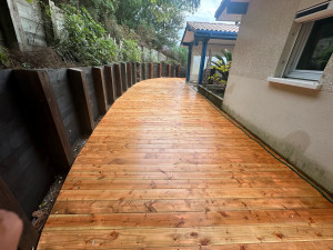 Photo de galerie - Nous avons une terrasse plus renforcée des murs en faisant des poteaux en bois, traiter pour faire tenir de la terre