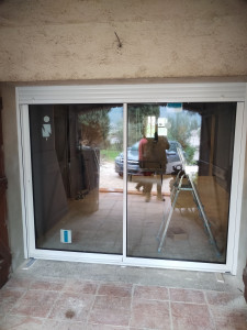 Photo de galerie - Pose menuiserie aluminium avec store 