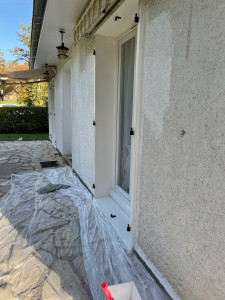 Photo de galerie - Ravalement de façades décapage réparation des fissures fixateur et deux couches de peintures 