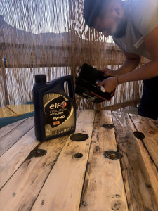 Photo de galerie - Application huile sur un touret en bois entièrement poncé pour en faire une table basse