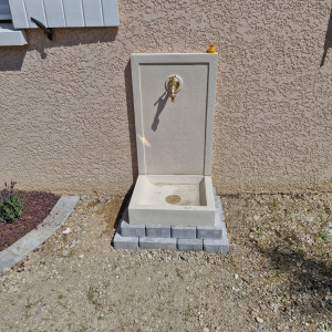 Photo de galerie - Pose fontaine sur socle pavé 