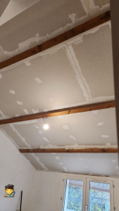 Photo de galerie - Isolation d’un plafond entre poutre