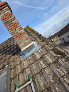 Photo de galerie - Réalisation d'un hébergement de cheminée en zinc avec son solin en mortier ton pierres 