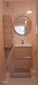 Photo de galerie - 
Installation d'un meuble de salle de bains avec vasque et fixation d'un miroir LED.