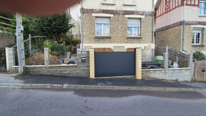 Photo de galerie - Création murs de clôture et pose de portail coulissant 