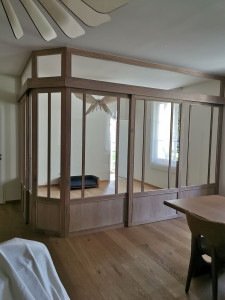 Photo de galerie - Fabrication d'une verrière en chêne.
3 portes coulissantes.
Finition Rubio Super white 