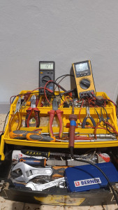 Photo de galerie - Caisse à outils complète pour tout travaux électronique et électromécanique.   