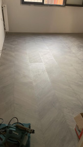 Photo de galerie - Pose de parquet en chevrons.