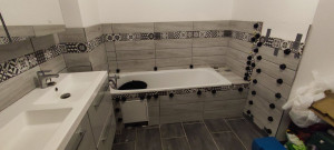 Photo de galerie - Finition d'une salle de bain en carrelage.