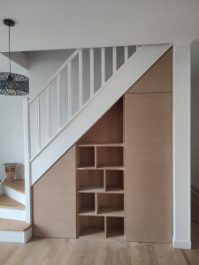 Photo de galerie - Rangement sous escalier sur mesure en medium. 