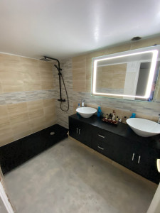 Photo de galerie - Rénovation d'une salle de bain. bac a douche, meuble double vasques. 
