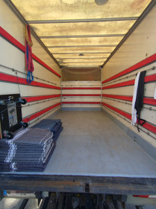 Photo de galerie - Caisse du fourgon 20m3 hayon. Matériel de déménagement : planche à roulettes, couvertures, sangles, tendeurs, outils, etc.