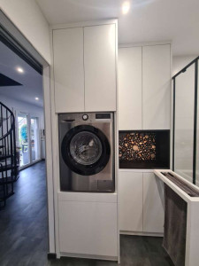 Photo de galerie - Agencements de salle de bain avec lave linge surélevé. 