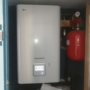 Photo de galerie - Réglage de la chaudière en départ eau chaude à 55° et purge des Radiateurs en 1er / 2ème étage, alimentation de la pression à 1,5bar dans les Radiateurs.