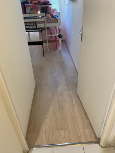 Photo de galerie - Pose de parquet dans une chambre.