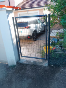 Photo de galerie - Implantation, terrassement et pose petit portail dans du béton (st genis de Pouilly)
