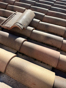 Photo de galerie - Remplacement d’une tuile cassé 