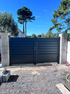 Photo de galerie - Pose de portail après maçonnerie seuil et piliers 