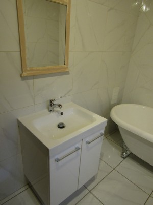 Photo de galerie - Installation meuble vasque, miroir et VMC.