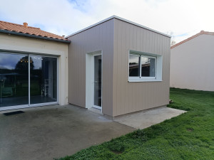 Photo de galerie - Pose bardage vertical et habillage fenêtre alu laqué blanc