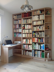 Photo de galerie - Bibliothèque et bureau entièrement réalisés sur mesure 