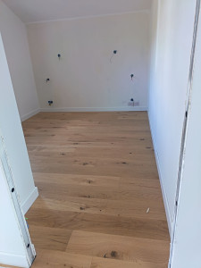 Photo de galerie - Pose de Parquet Massif + Plinthes 