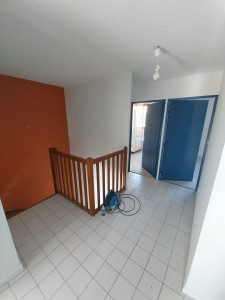 Photo de galerie - Mise en peinture porte + encadrement couleur
mise en peinture remonter d'escalier couleur 