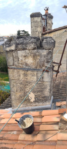 Photo de galerie - Reprise d'enduit sur une cheminée 