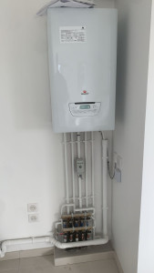 Photo de galerie - Chaudière raccordée avec l’alimentation chauffage et sanitaire.