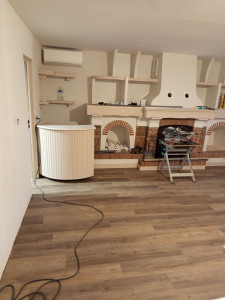 Photo de galerie - Résultats après travaux peinture Tapisserie blanc casser , pose parket flottant 