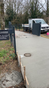 Photo de galerie - Réalisation d’un seuil de portail et d’une allée en béton balayer