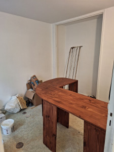 Photo de galerie - J'ai fait un bureau simple pour l'association Compagnons Bâtisseurs j'ai coupé le bois et apr j ai fait le vernis 