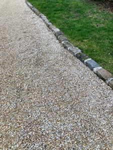 Photo de galerie - Allee gravillon. bordure pavé 